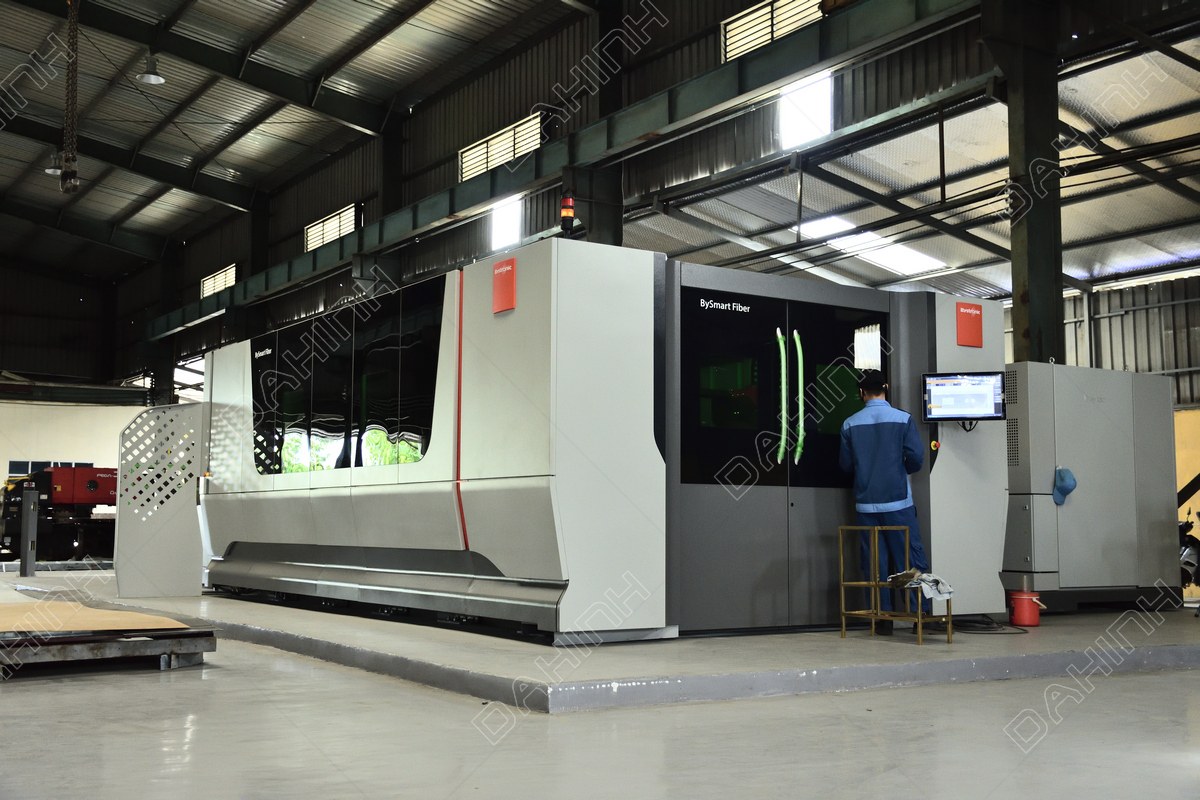 Gia công tay vịn inox tròn 7 gia công tủ bếp inox bằng máy cắt laser hiện đại