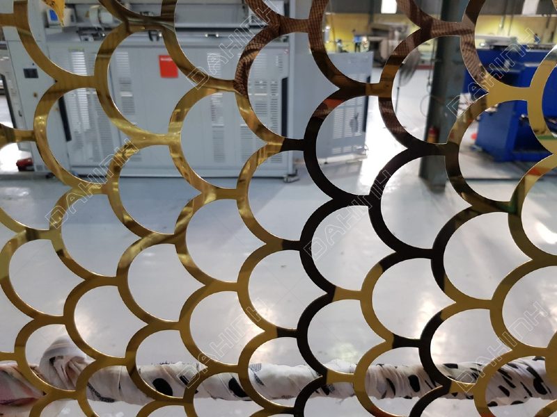 Khám phá mẫu Vách ngăn CNC Inox Vảy Rồng Mạ Vàng – một sản phẩm độc đáo với họa tiết vải rồng sang trọng và quý phái. Với việc sử dụng công nghệ CNC tiên tiến và chất liệu inox, sản phẩm sẽ làm cho không gian của bạn trở nên thật sự đặc biệt và khác biệt.