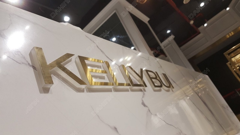 Đa Hình thực hiện gia công cắt chữ và mạ PVD chữ inox cho thương hiệu KellyBui