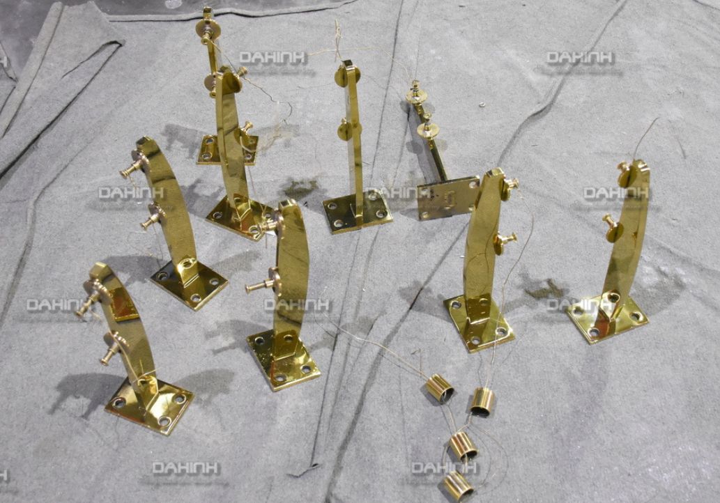 TOP 10 mẫu lan can cầu thang inox mạ vàng đẹp không thể bỏ qua 11